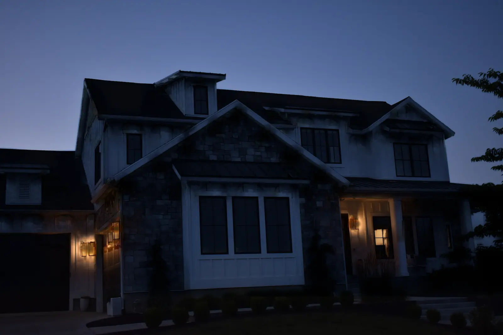 The homeowner's original photo, lights off